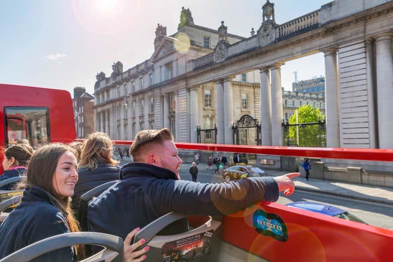 Señalando un monumento desde el autobús turístico de Dublín